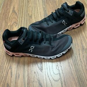 Women’s on cloud tennis shoes size 10